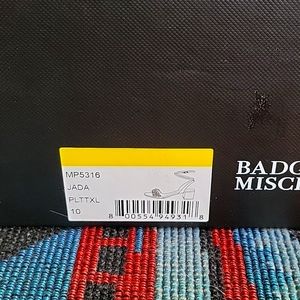 BADGLEY MISCHKA JADA BLOCK HEELS IN GOLD